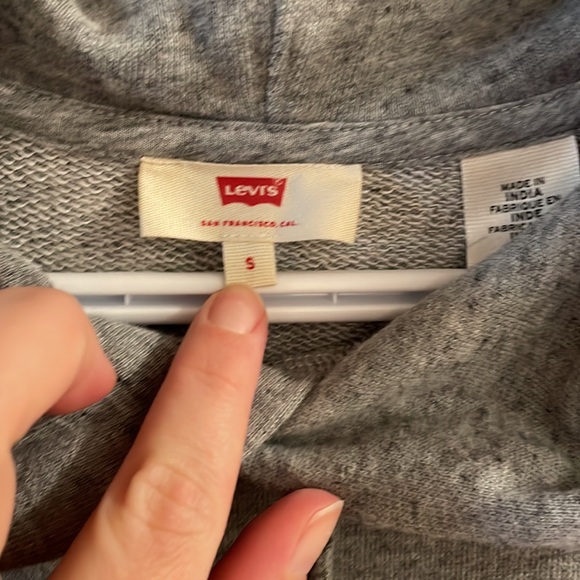 BNWT Levi’s grey hoodie with kangaroo pocket SM - Picture 3 of 6